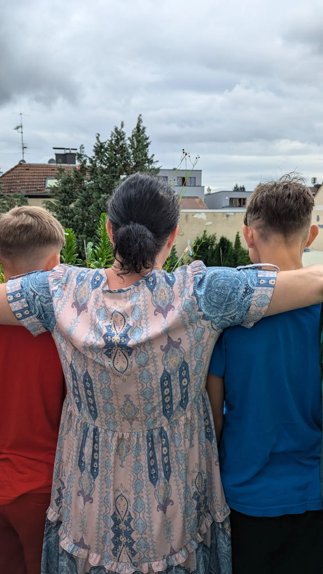 Kinder und Betreuerin von hinten