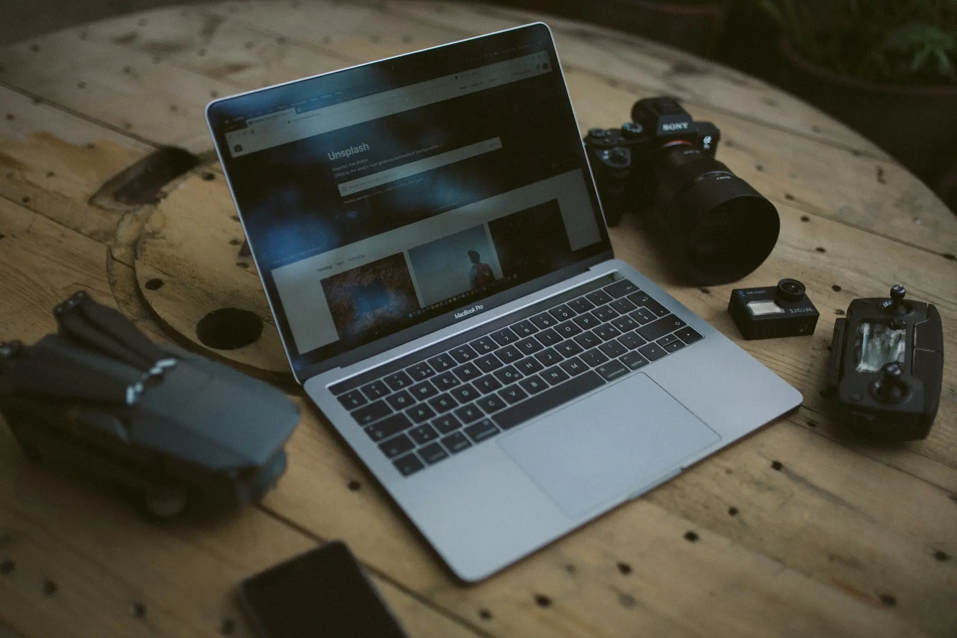 Laptop auf Holztisch