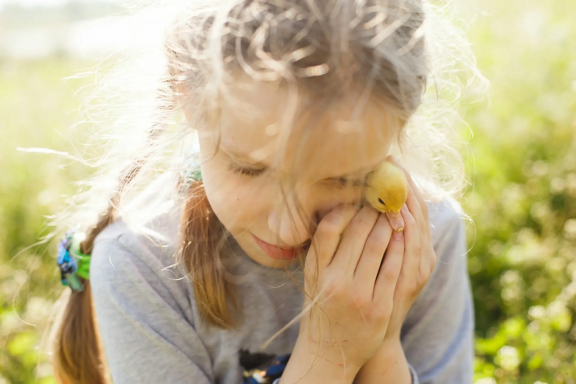 Kind mit Küken