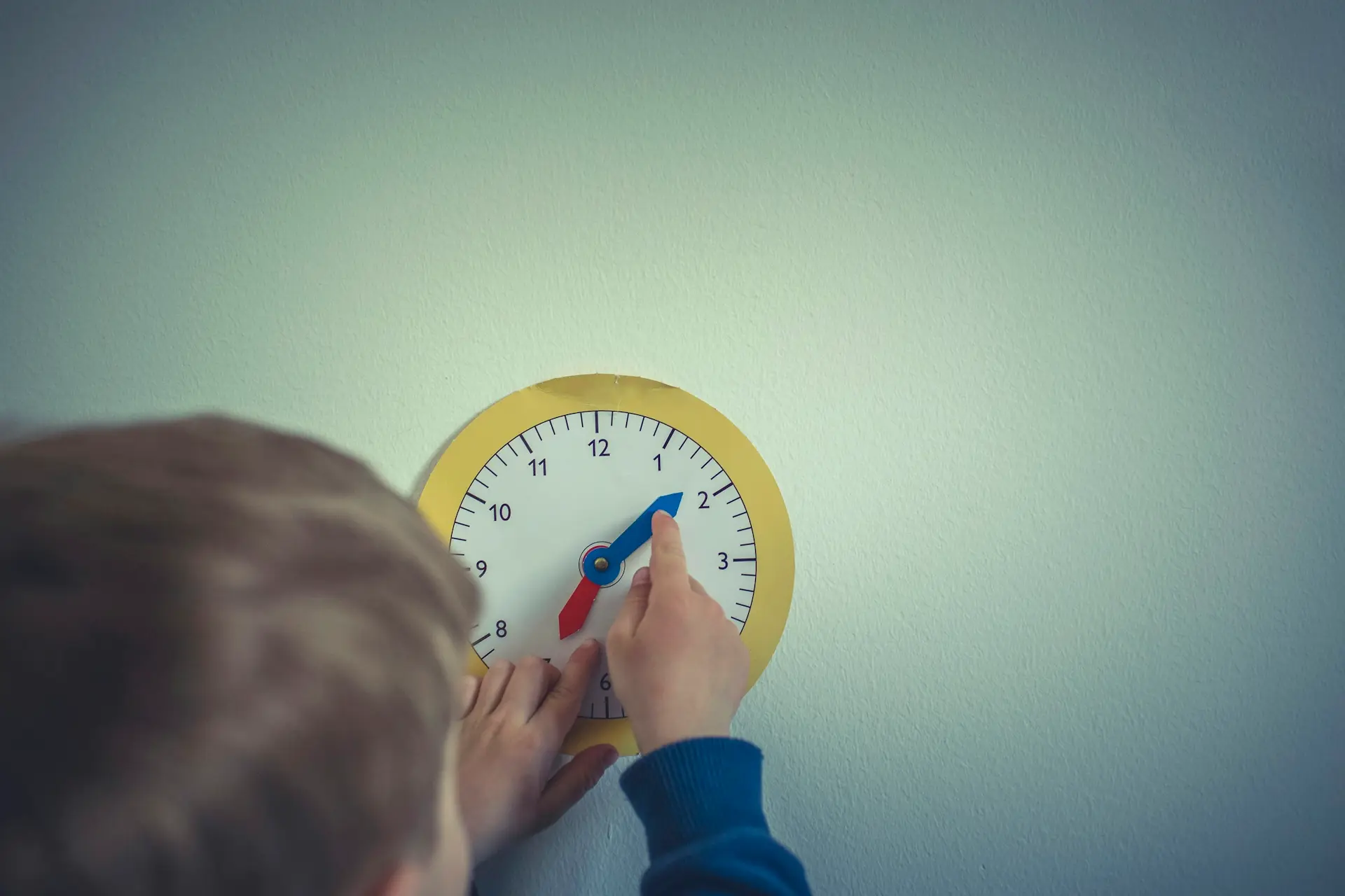 Kind stellt Uhr ein