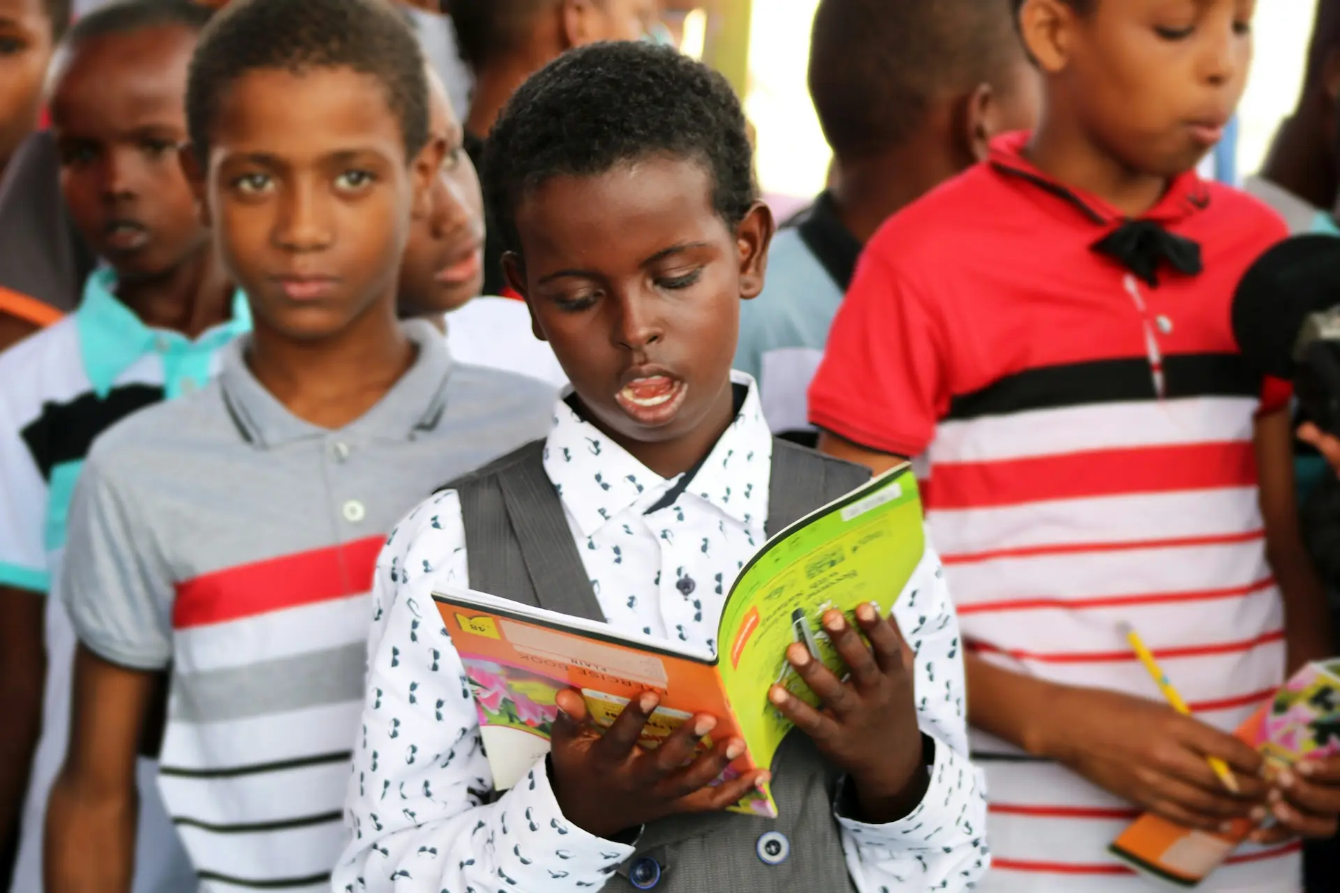 Kinder beim Lesen